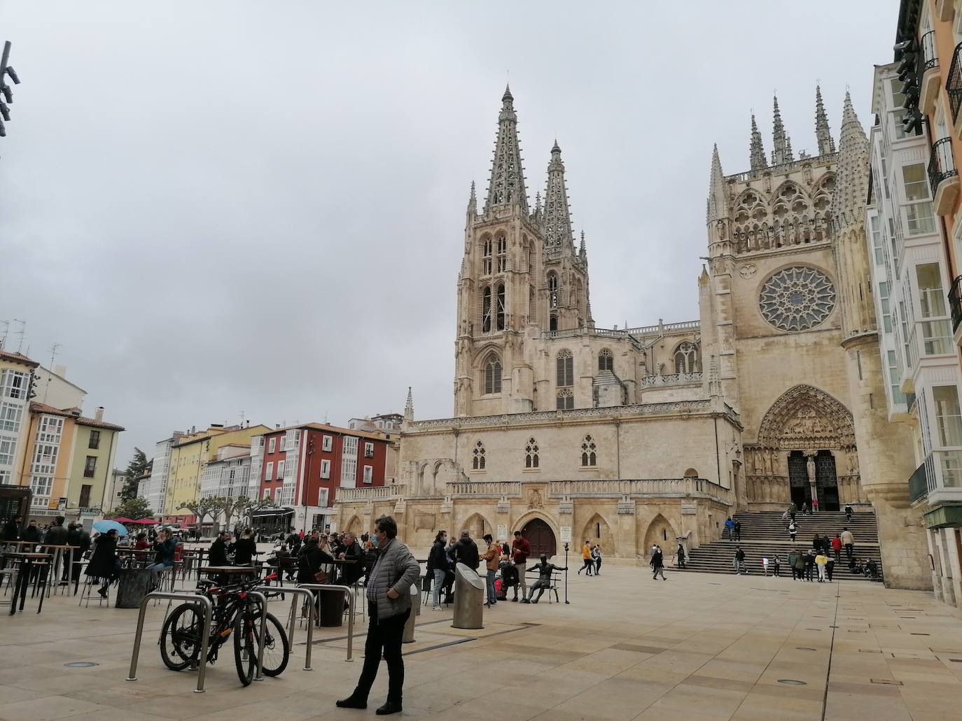 Fotos: Vermú y turismo en un domingo marcado por la lluvia