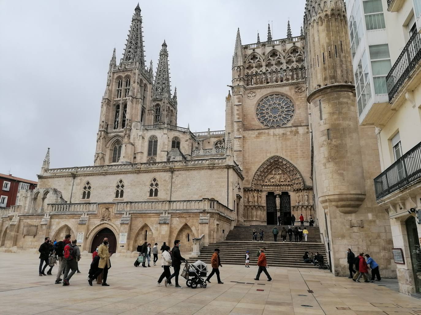 Fotos: Vermú y turismo en un domingo marcado por la lluvia