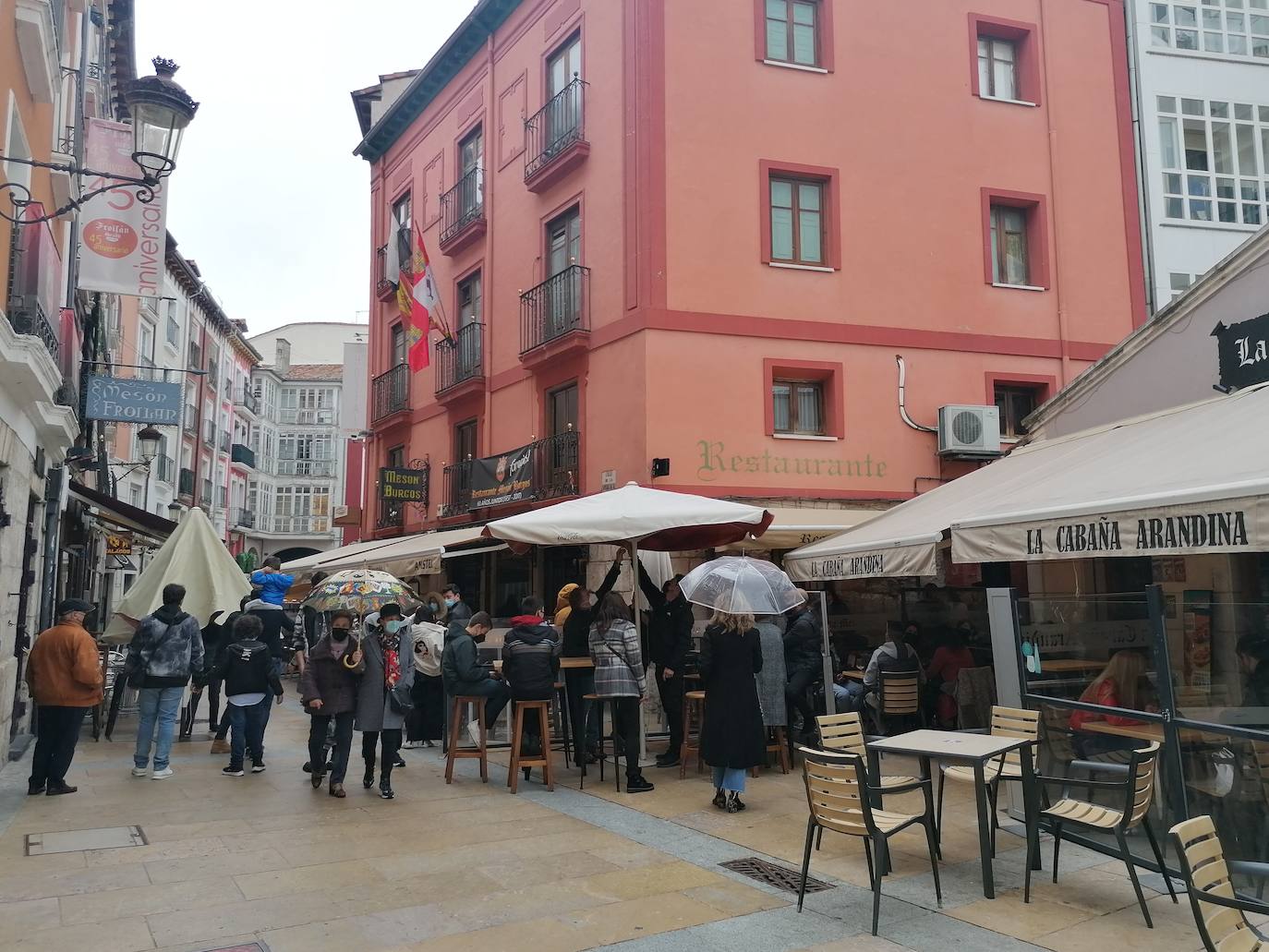 Fotos: Vermú y turismo en un domingo marcado por la lluvia