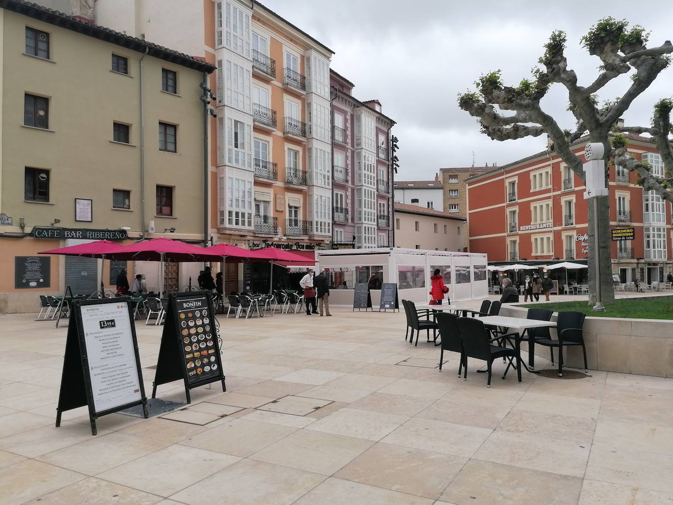 Fotos: Vermú y turismo en un domingo marcado por la lluvia