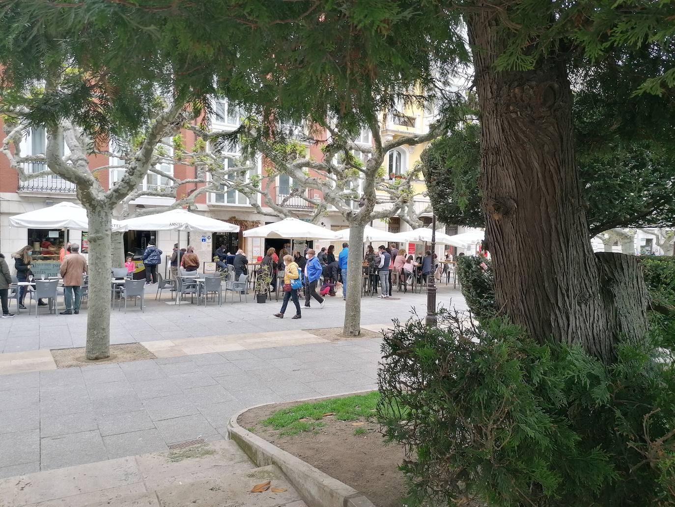 Fotos: Vermú y turismo en un domingo marcado por la lluvia