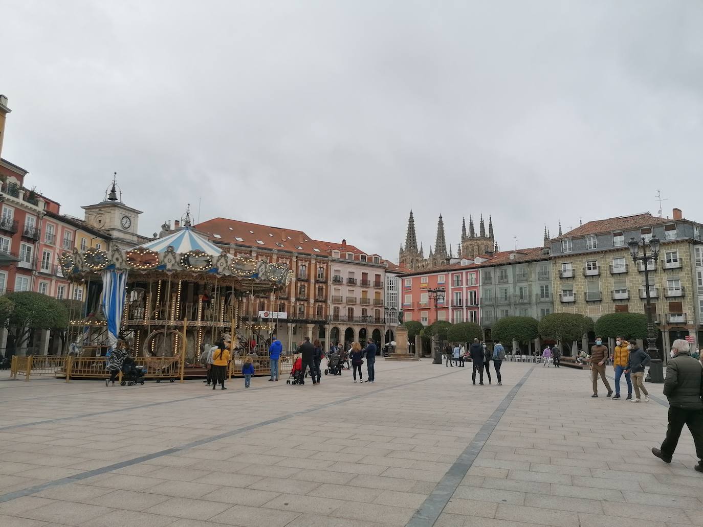 Fotos: Vermú y turismo en un domingo marcado por la lluvia