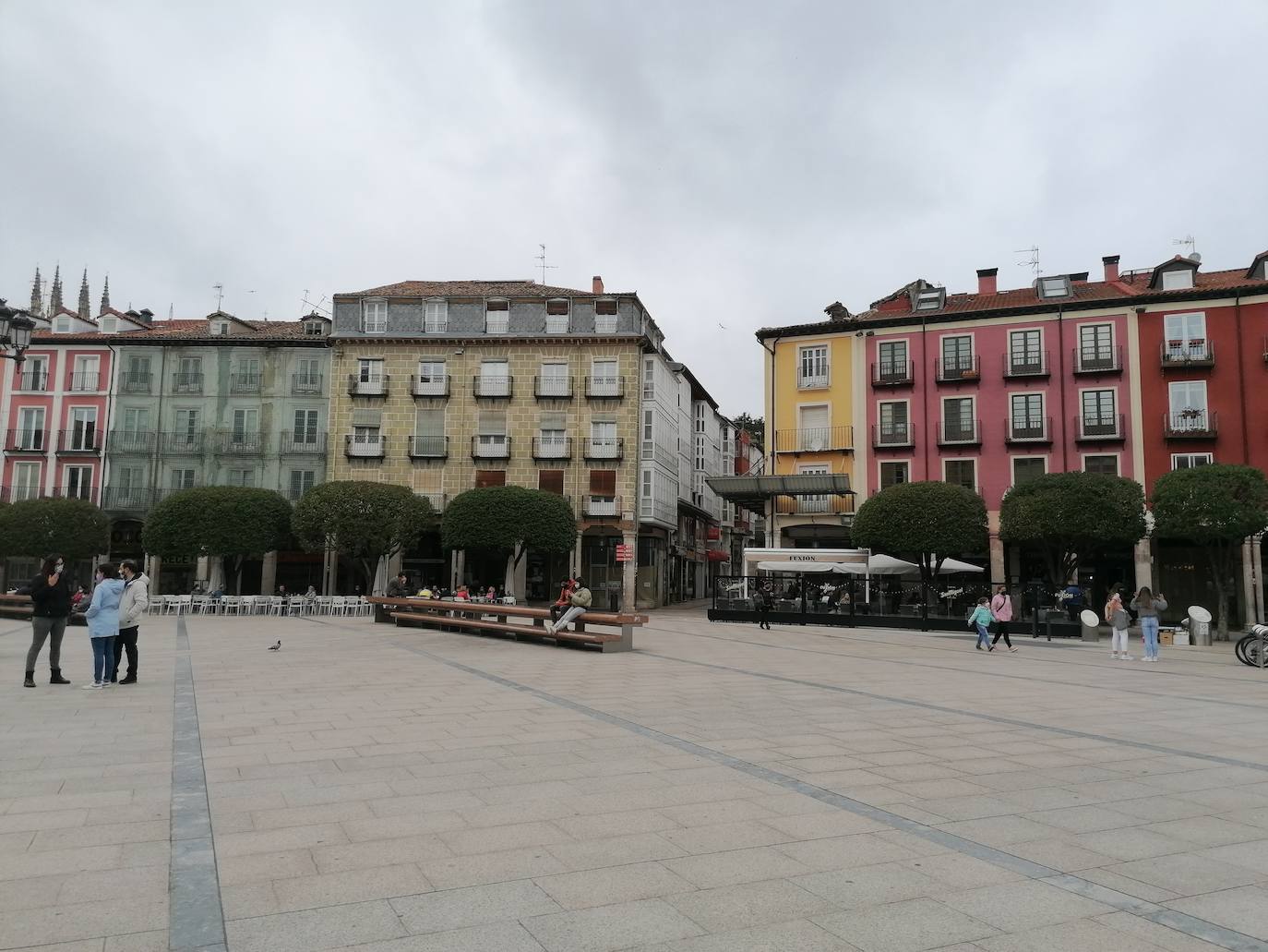 Fotos: Vermú y turismo en un domingo marcado por la lluvia