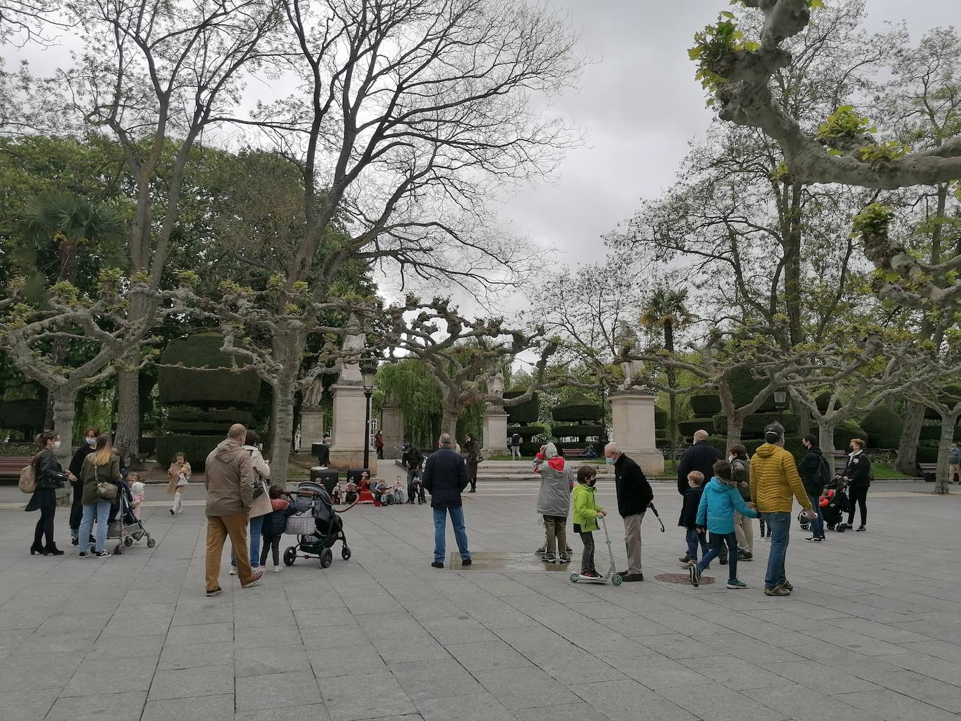 Fotos: Vermú y turismo en un domingo marcado por la lluvia