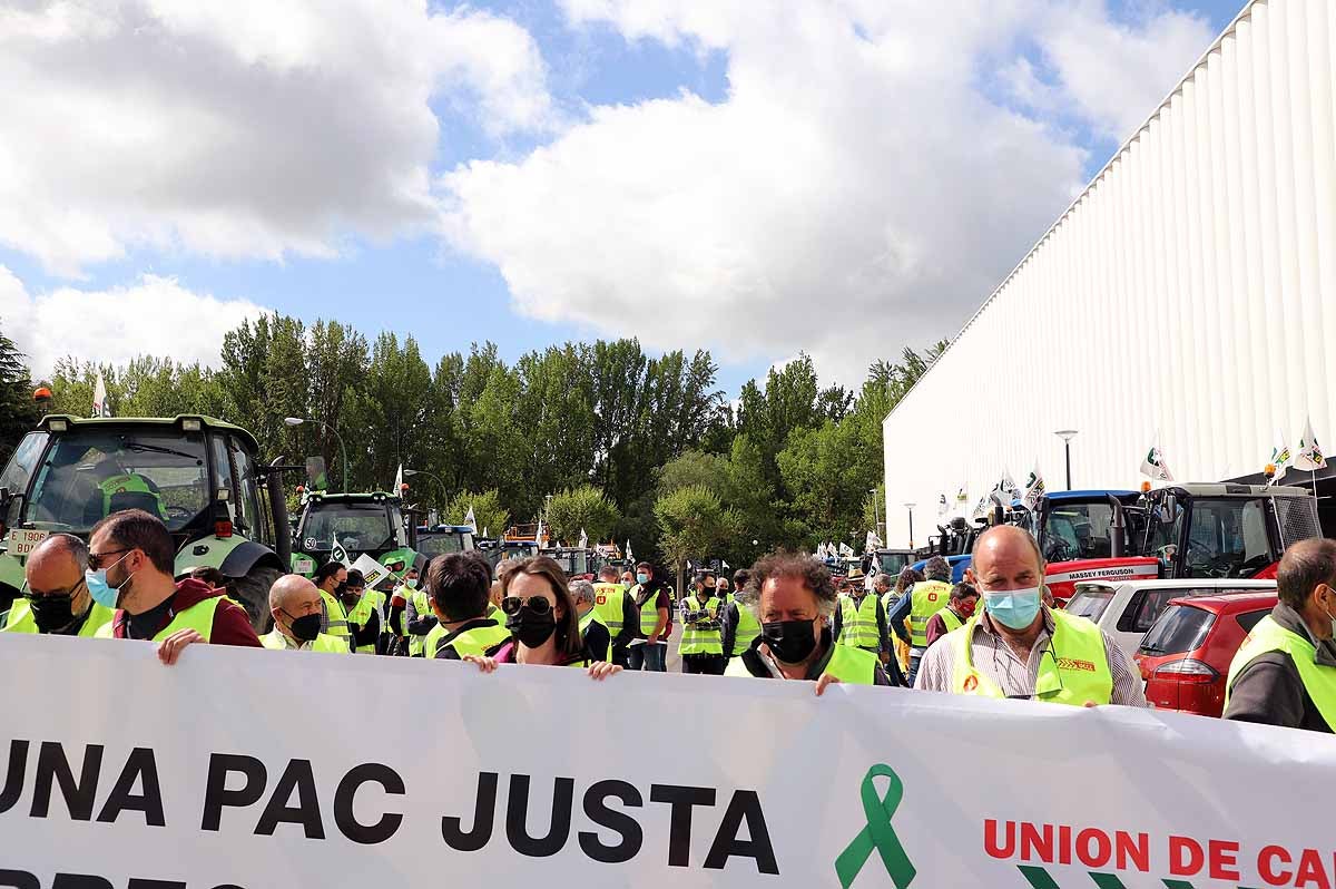 Fotos: Agricultores y ganaderos exigen en Burgos una PAC para los profesionales y los que paguen la Seguridad Social Agraria