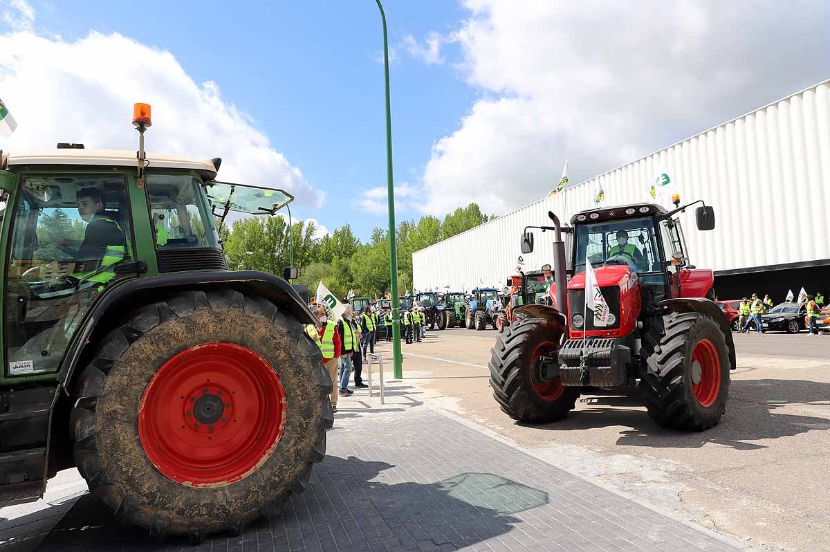 Fotos: Agricultores y ganaderos exigen en Burgos una PAC para los profesionales y los que paguen la Seguridad Social Agraria