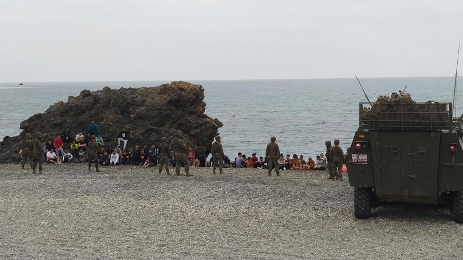 Efectivos del Ejército de Tierra trabajan en el dispositivo especial puesto en marcha por la entrada de 5.000 inmigrantes marroquíes. 