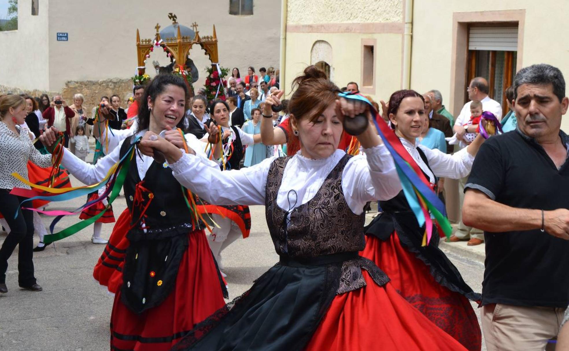 Los vecinos de Castrillo de Don Juan bailan ante la imagen de San Antonio durante la procesión.