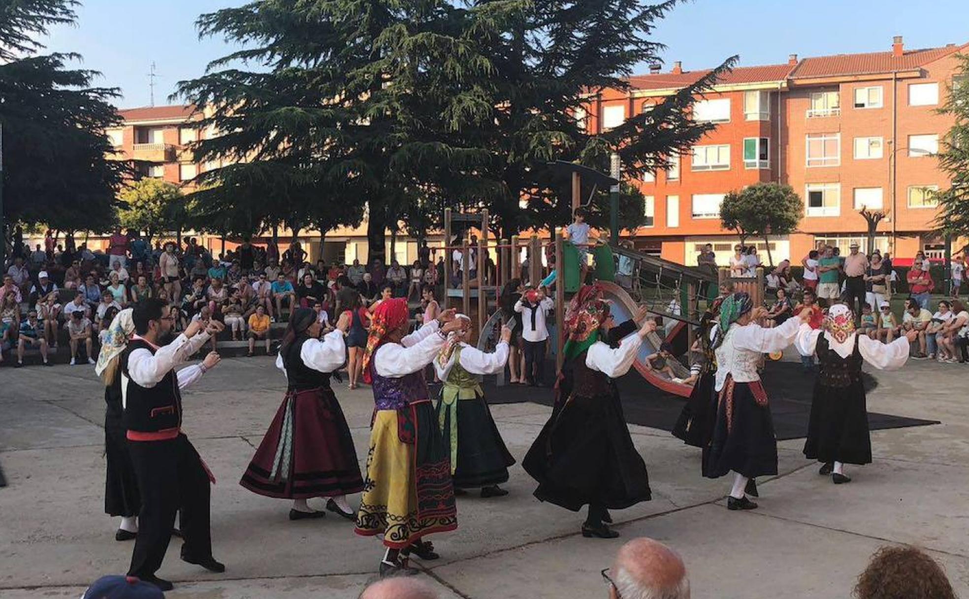 Actuación de bailes tradicionales ante un numeroso público en Trobajo del Camino.