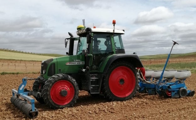 El tractor de José Antonio Sandonís ya en la tierra preparado para sembrar girasol. 