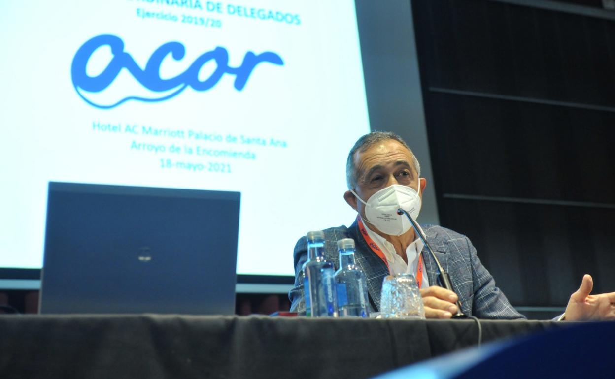 Justino Medrano al inicio de la asamblea, esta mañana. 