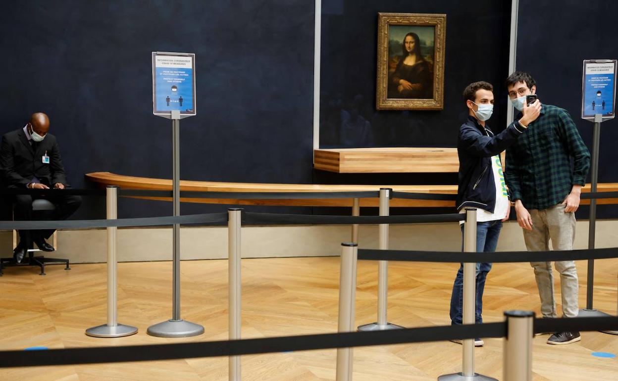 Visitantes ante la Gioconda en el L'ouvre el pasado octubre.