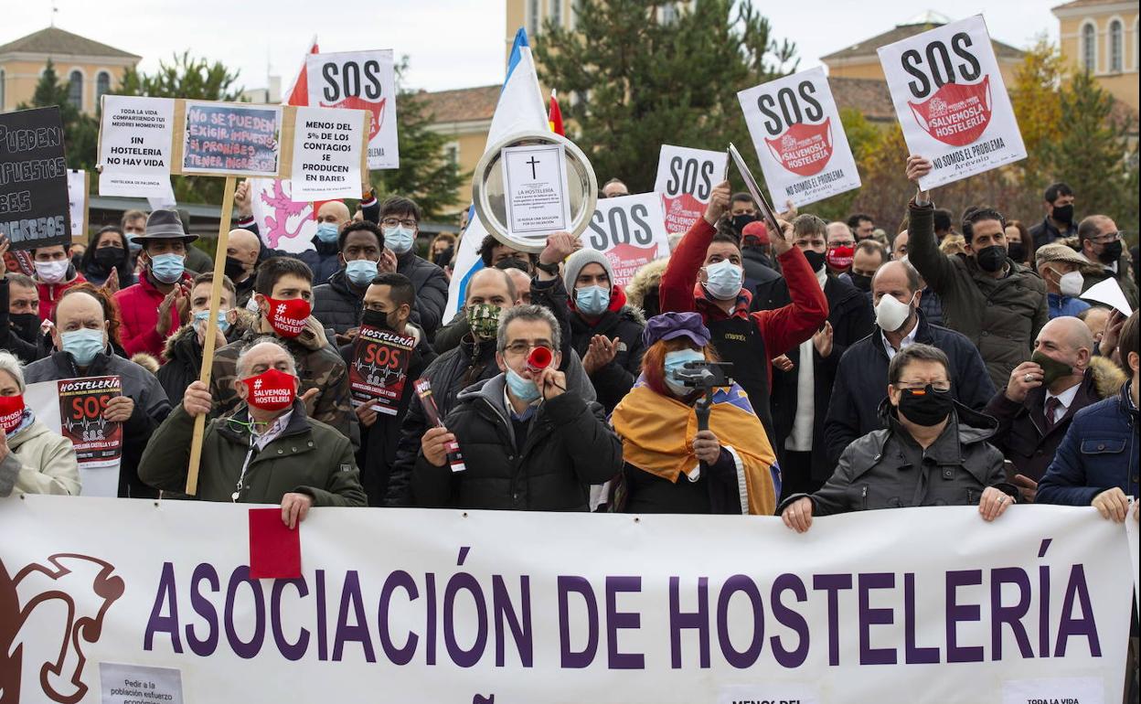 Imagen de archivo de una manifestación de hosteleros de Valladolid por el cierre de sus locales devido al coronavirus.