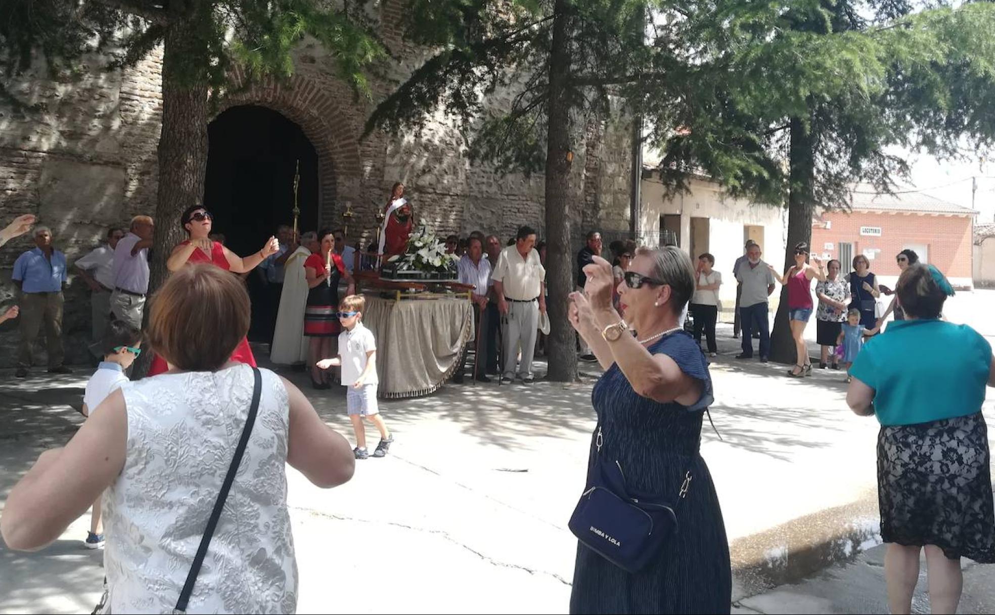 Procesión durante las fiestas de María Magdalena de Gomezserracín.