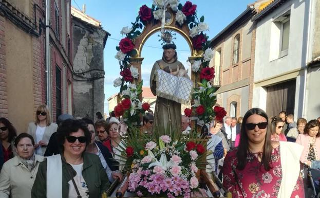 Procesión durante la fiestas de San Antonio.