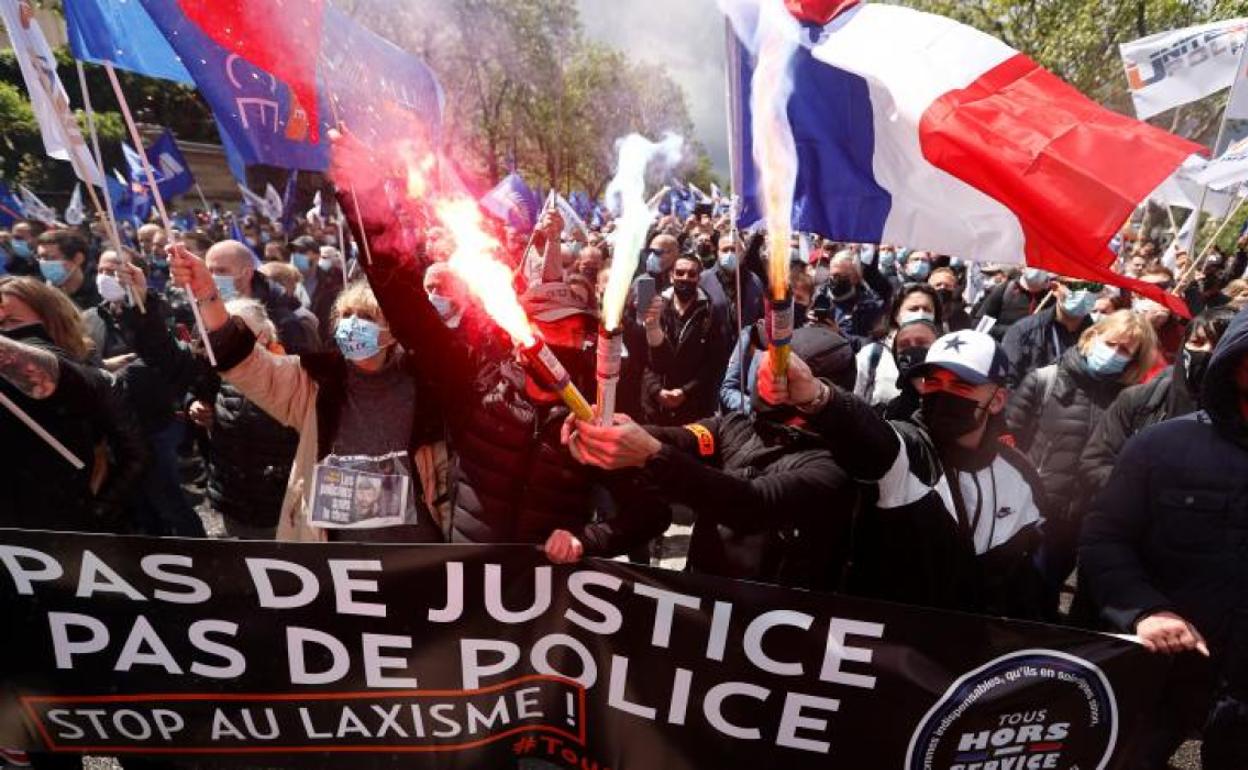 Agentes de toda Francia protestan ante el parlamento por el aumento de la violencia contra la Policía.