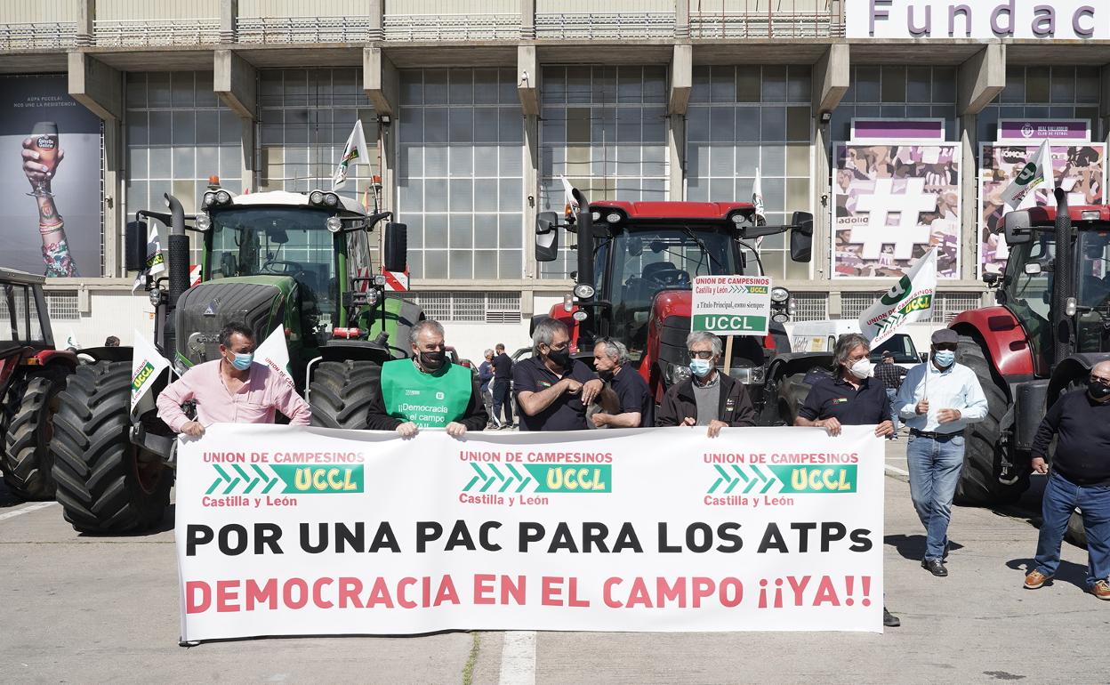 Los manifestantes, en las inmediaciones del Estadio Zorrilla de Valladolid. 