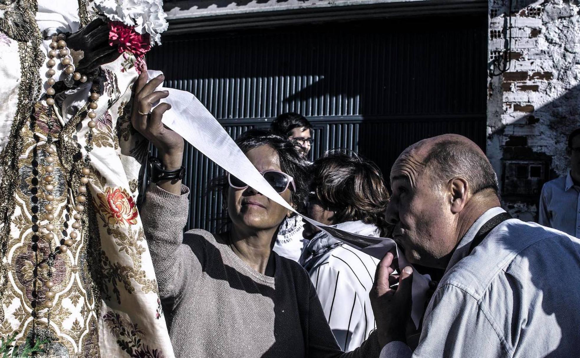 Besar el manto de la Virgen del Rosario es una de las tradiciones que se mantienen en El Manzano, como también la subasta de los bollos maimones.