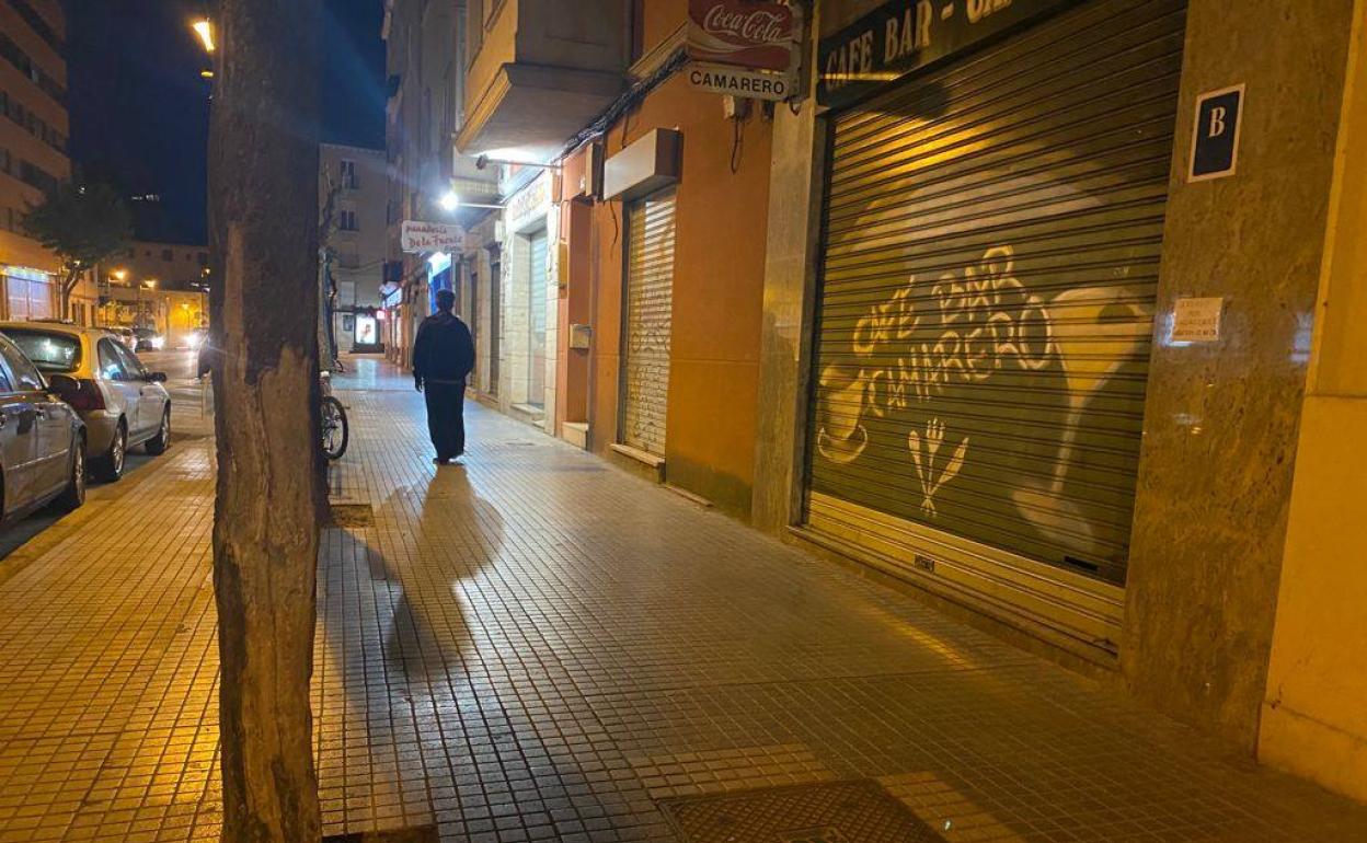 Calle San Pedro y San Felices, donde un vecino ha amenazado con un hacha a un grupo de personas y ha dado hachazos a un árbol.