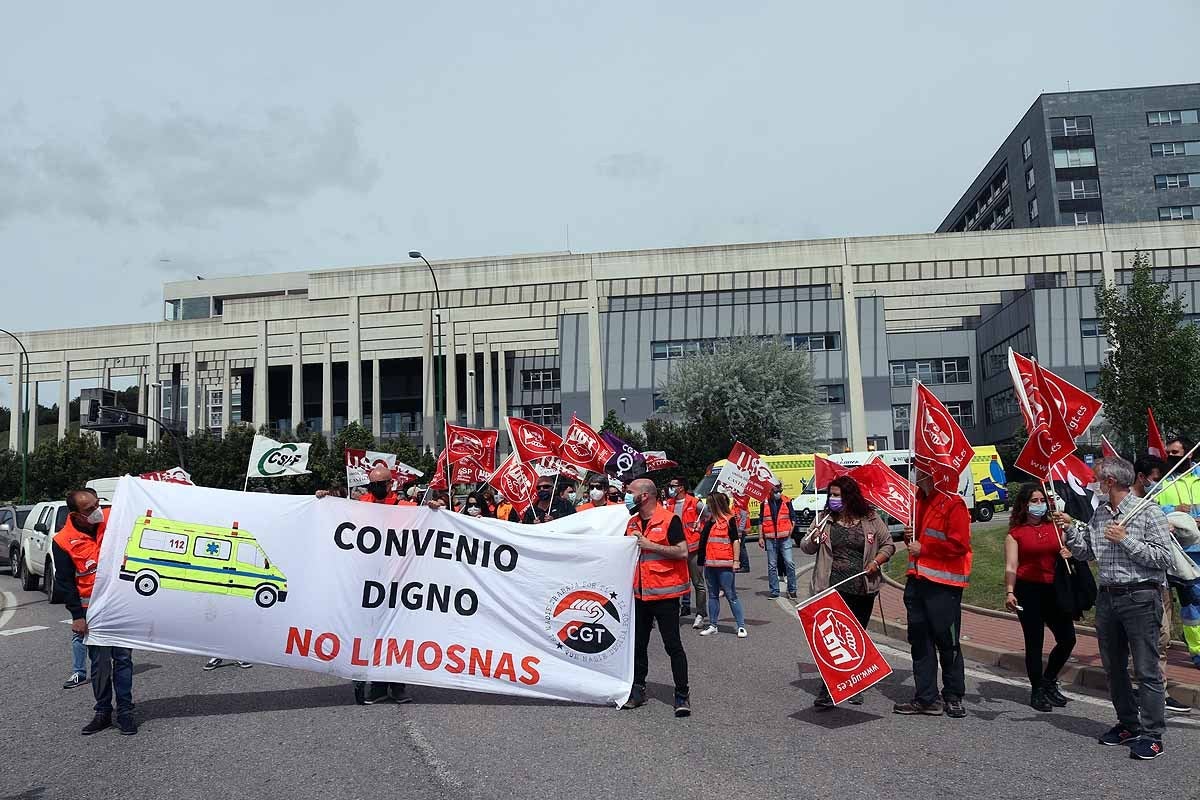 Fotos: Unión sindical en Burgos contra la precariedad laboral de los trabajadores del transporte sanitario