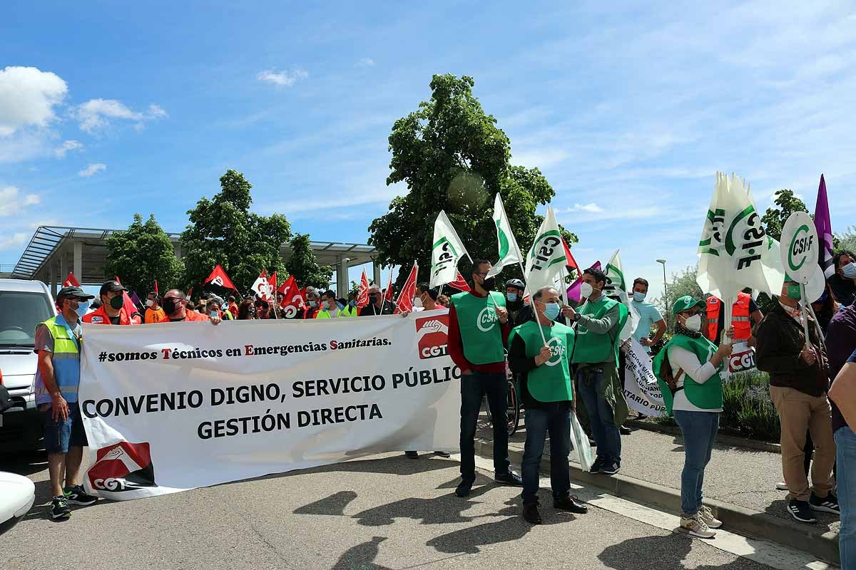 Fotos: Unión sindical en Burgos contra la precariedad laboral de los trabajadores del transporte sanitario