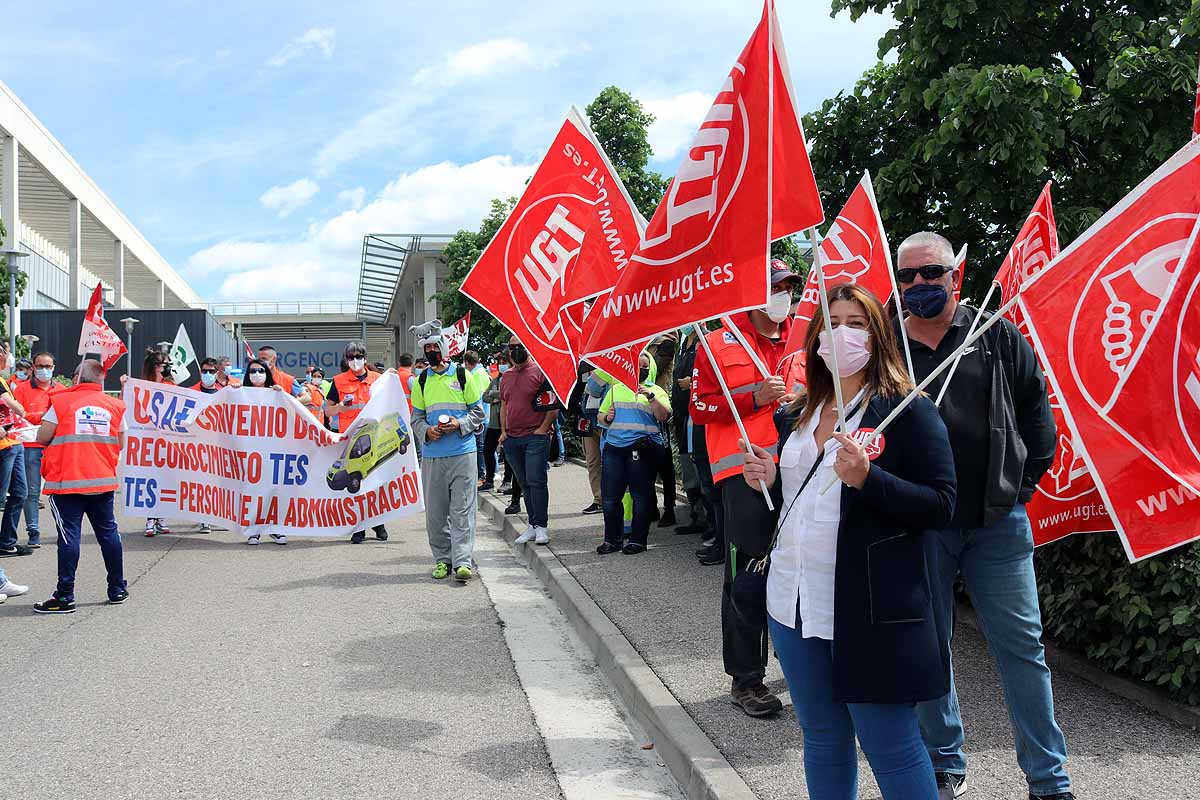 Fotos: Unión sindical en Burgos contra la precariedad laboral de los trabajadores del transporte sanitario