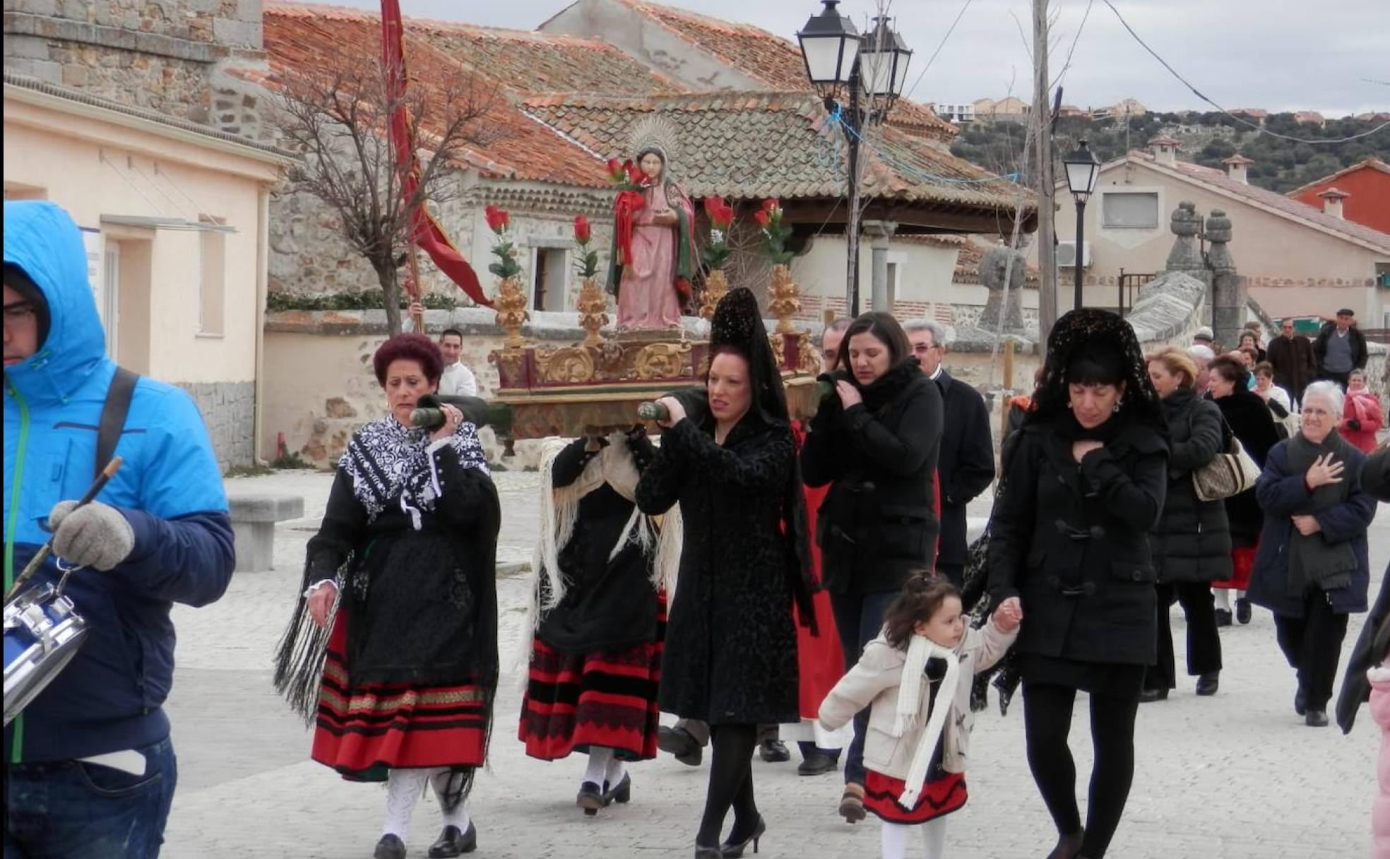 Un grupo de mujeres portan a Santa Águeda en su festividad.