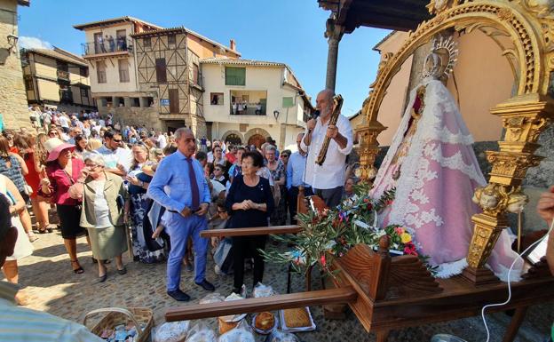 Subasta de productos tras el ofertorio a la Virgen de la Cuesta el 8 de septiembre.