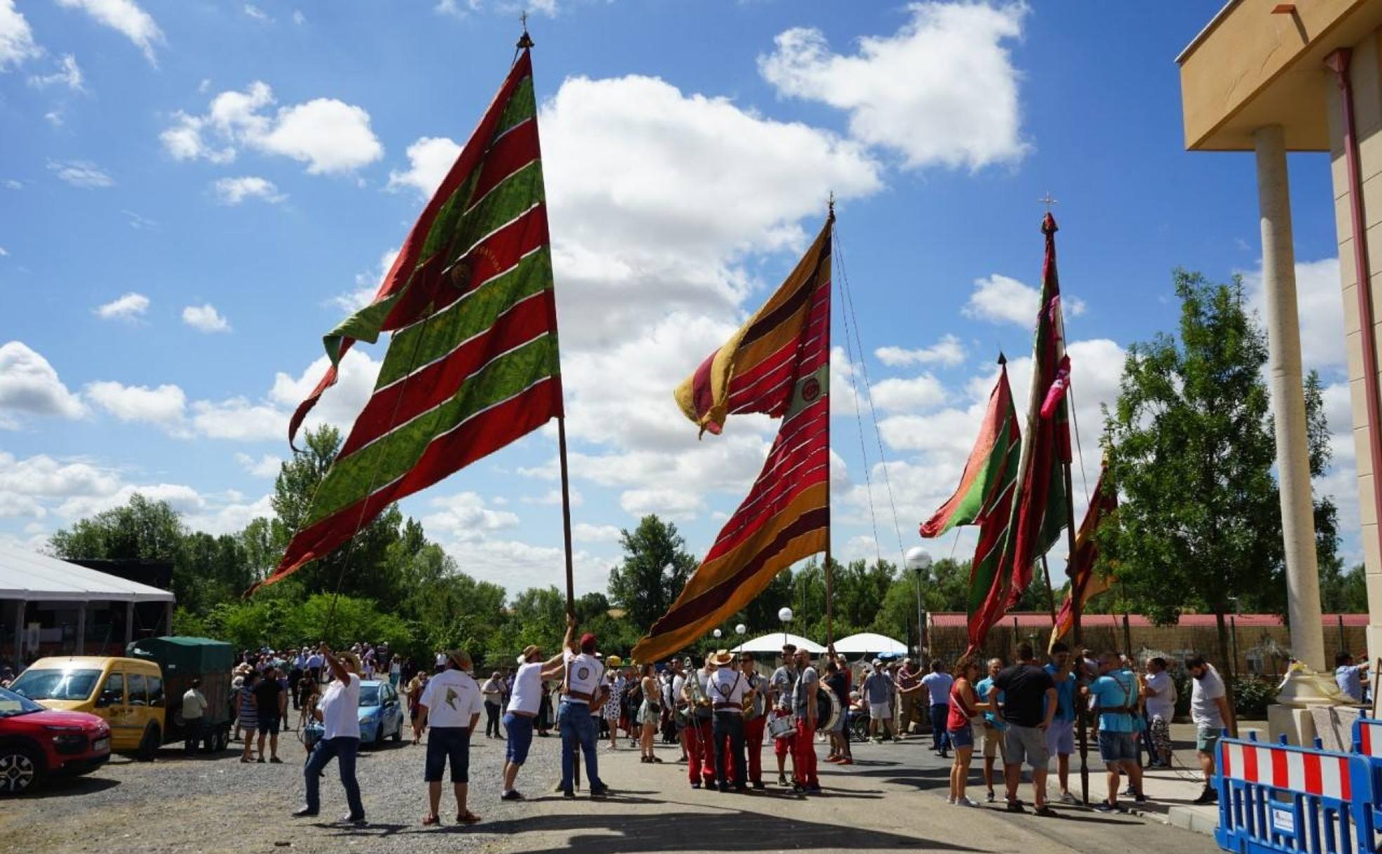 Pendones durante la Fiesta de la Sobarriba.