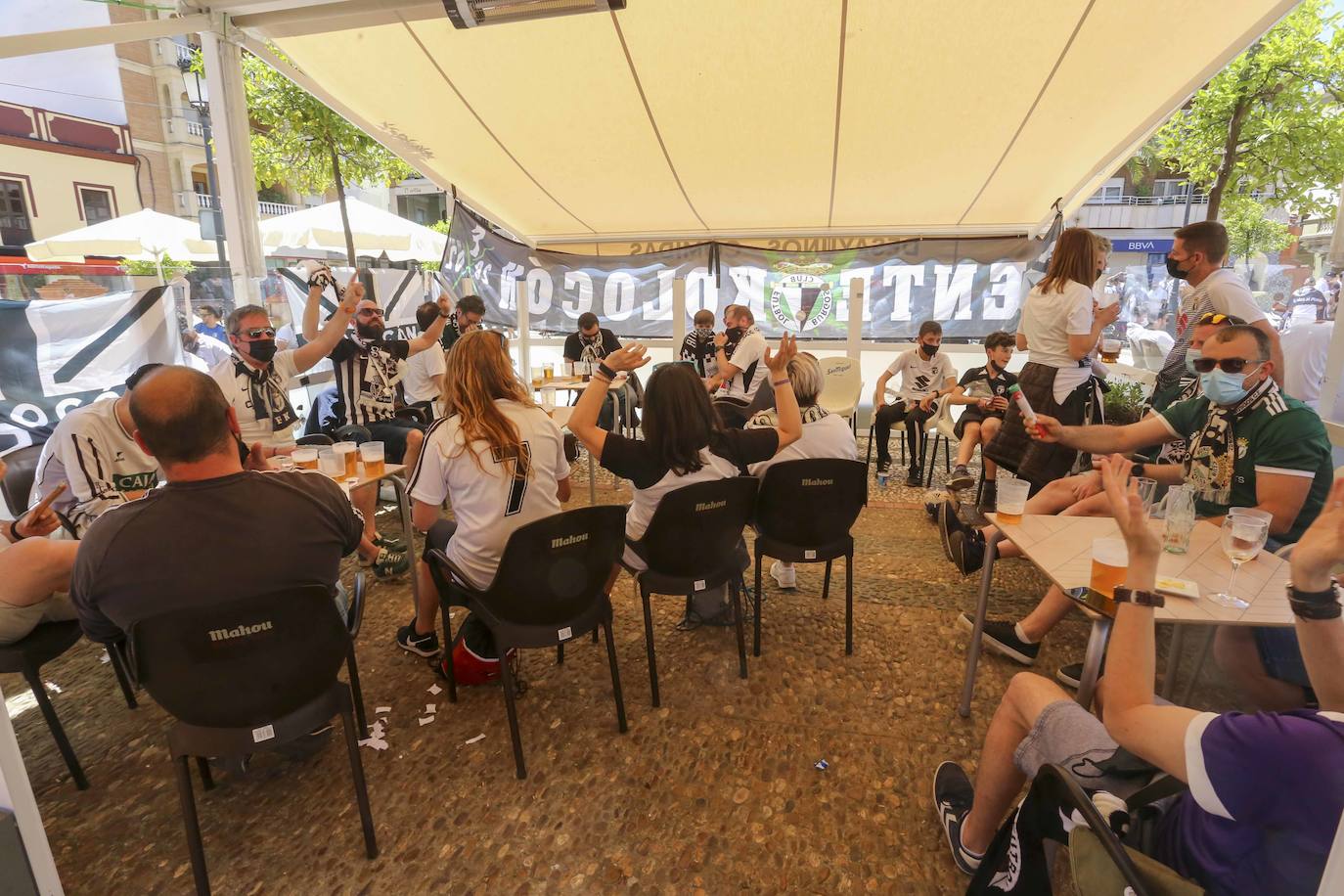 La afición blanquinegra se deja ver por todos los rincones de Almendralejo y Mérida antes del partido por el ascenso a Segunda.