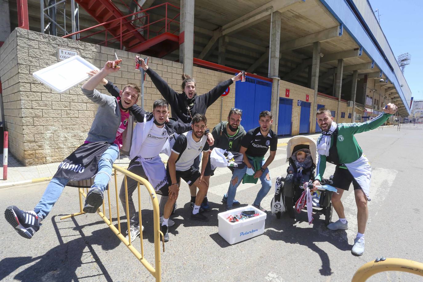 La afición blanquinegra se deja ver por todos los rincones de Almendralejo y Mérida antes del partido por el ascenso a Segunda.