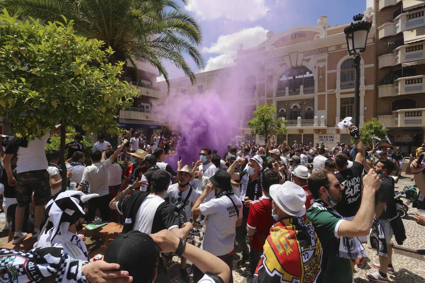 La afición blanquinegra se deja ver por todos los rincones de Almendralejo y Mérida antes del partido por el ascenso a Segunda.