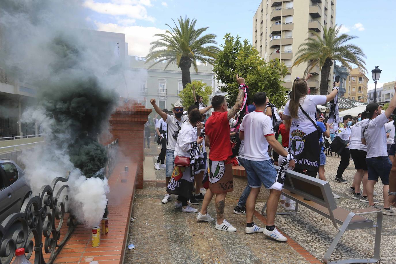 La afición blanquinegra se deja ver por todos los rincones de Almendralejo y Mérida antes del partido por el ascenso a Segunda.