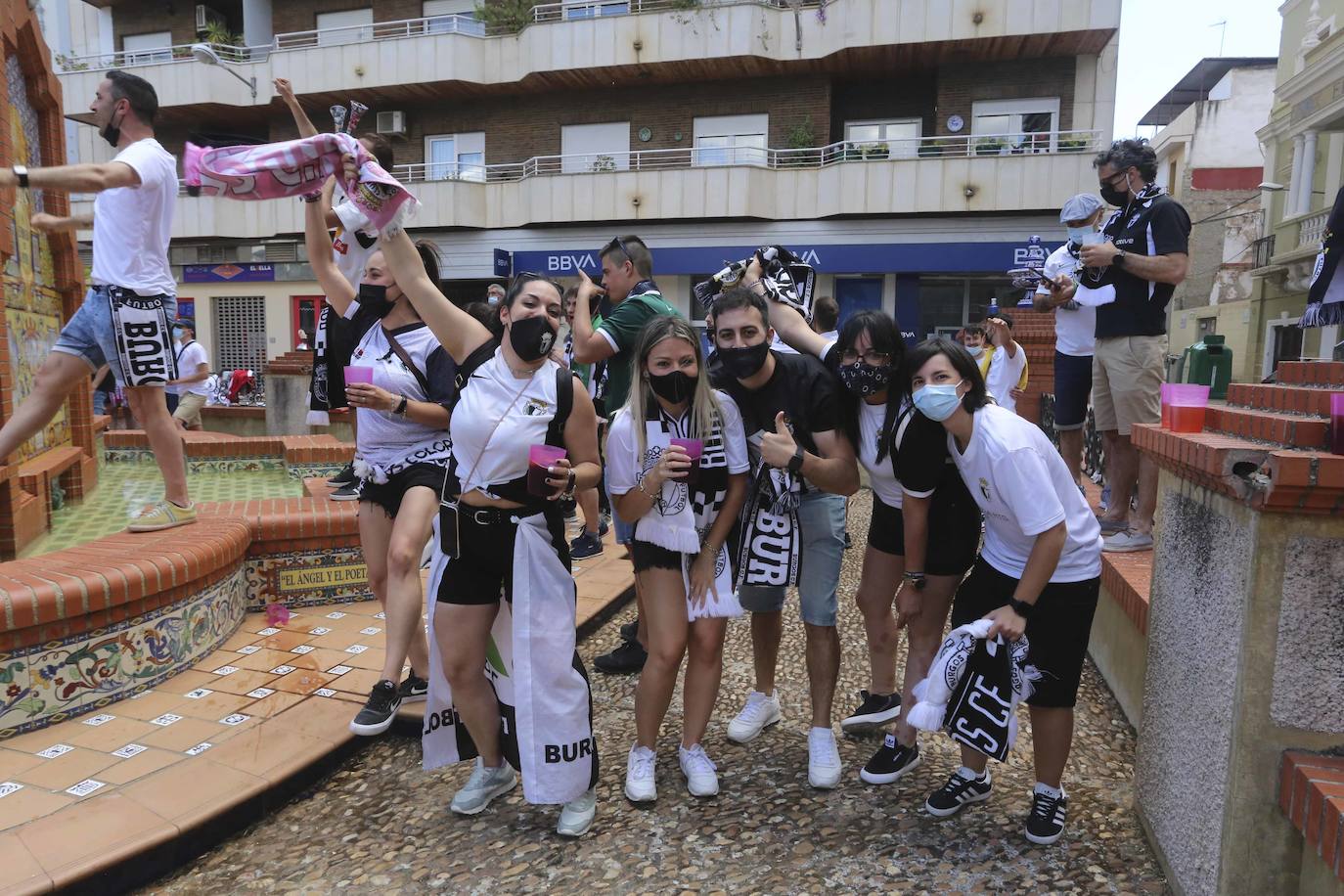 La afición blanquinegra se deja ver por todos los rincones de Almendralejo y Mérida antes del partido por el ascenso a Segunda.