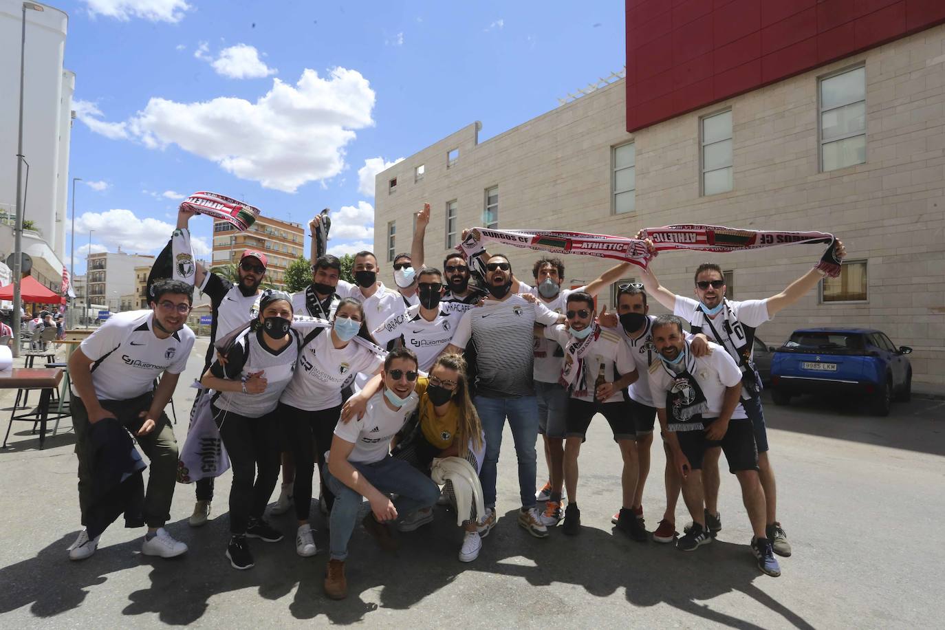 La afición blanquinegra se deja ver por todos los rincones de Almendralejo y Mérida antes del partido por el ascenso a Segunda.