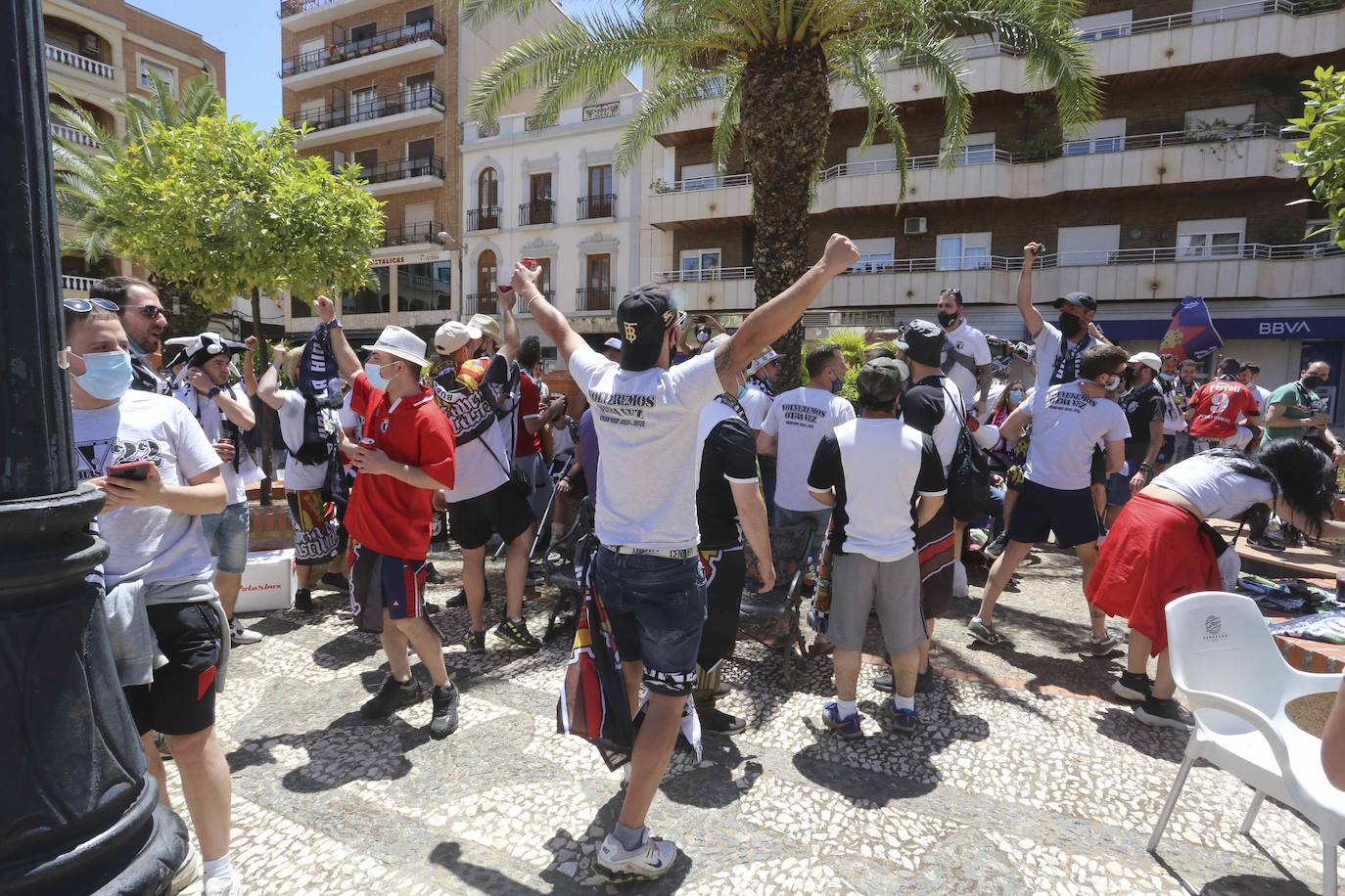 La afición blanquinegra se deja ver por todos los rincones de Almendralejo y Mérida antes del partido por el ascenso a Segunda.