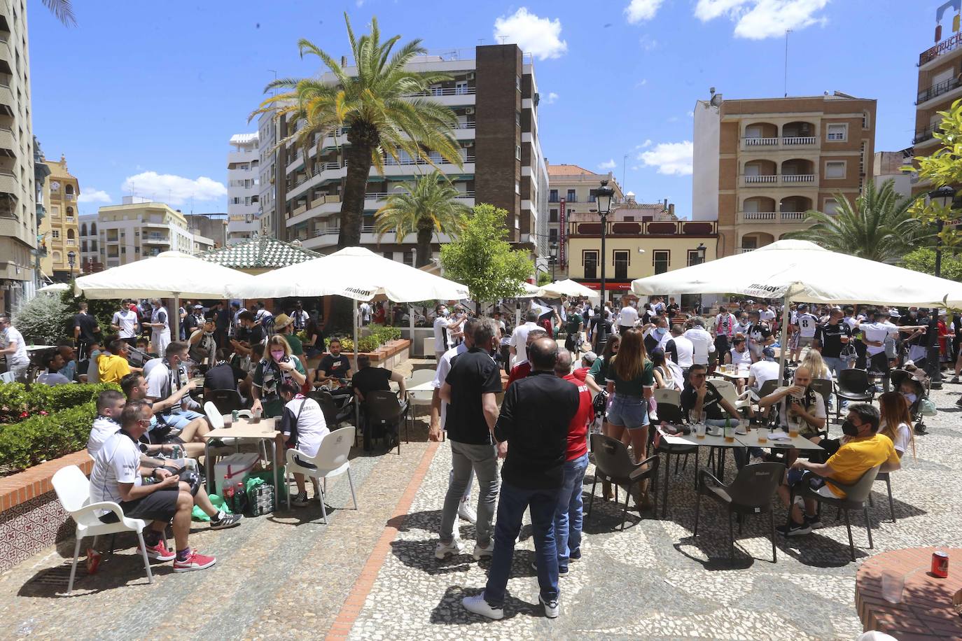 La afición blanquinegra se deja ver por todos los rincones de Almendralejo y Mérida antes del partido por el ascenso a Segunda.