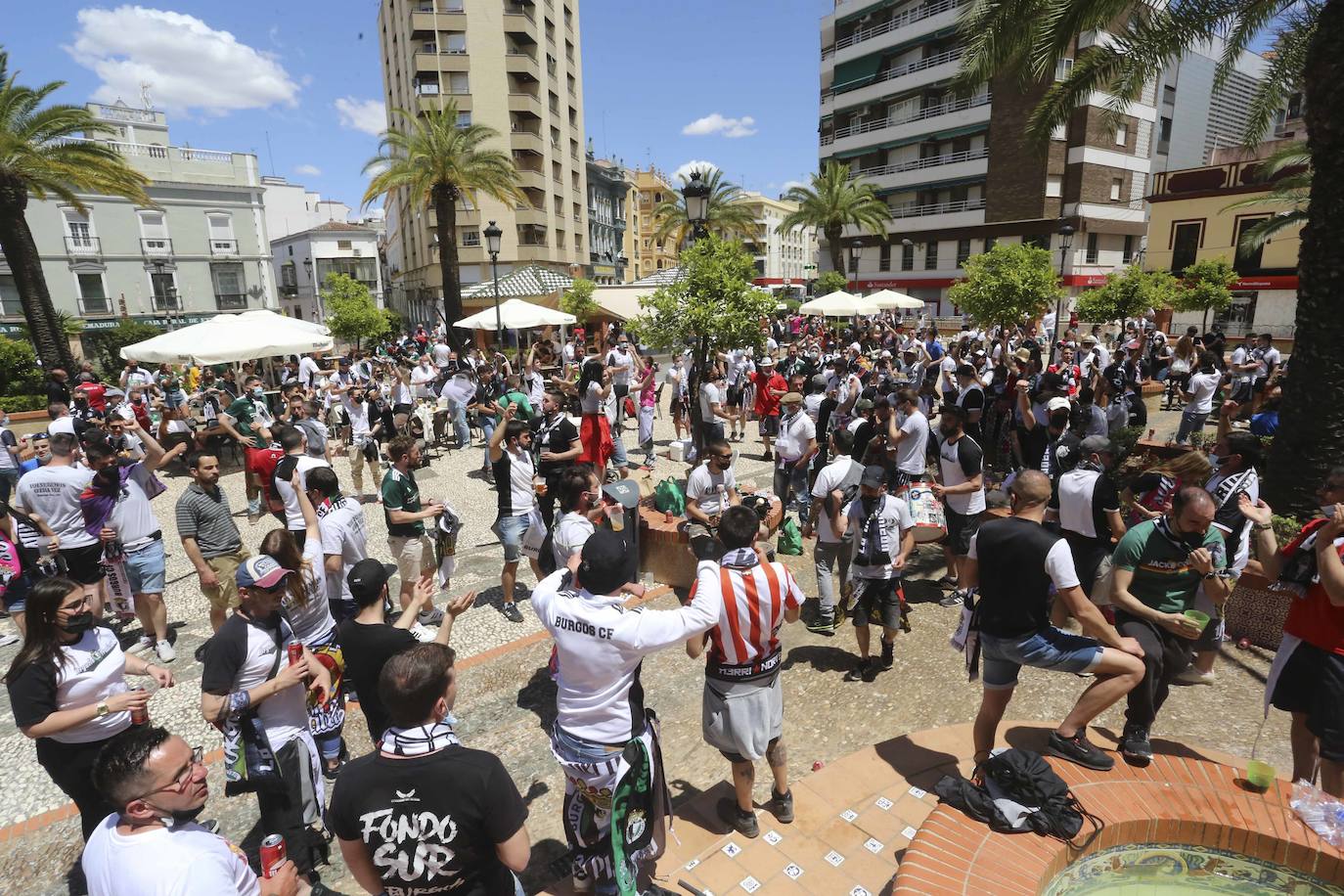 La afición blanquinegra se deja ver por todos los rincones de Almendralejo y Mérida antes del partido por el ascenso a Segunda.