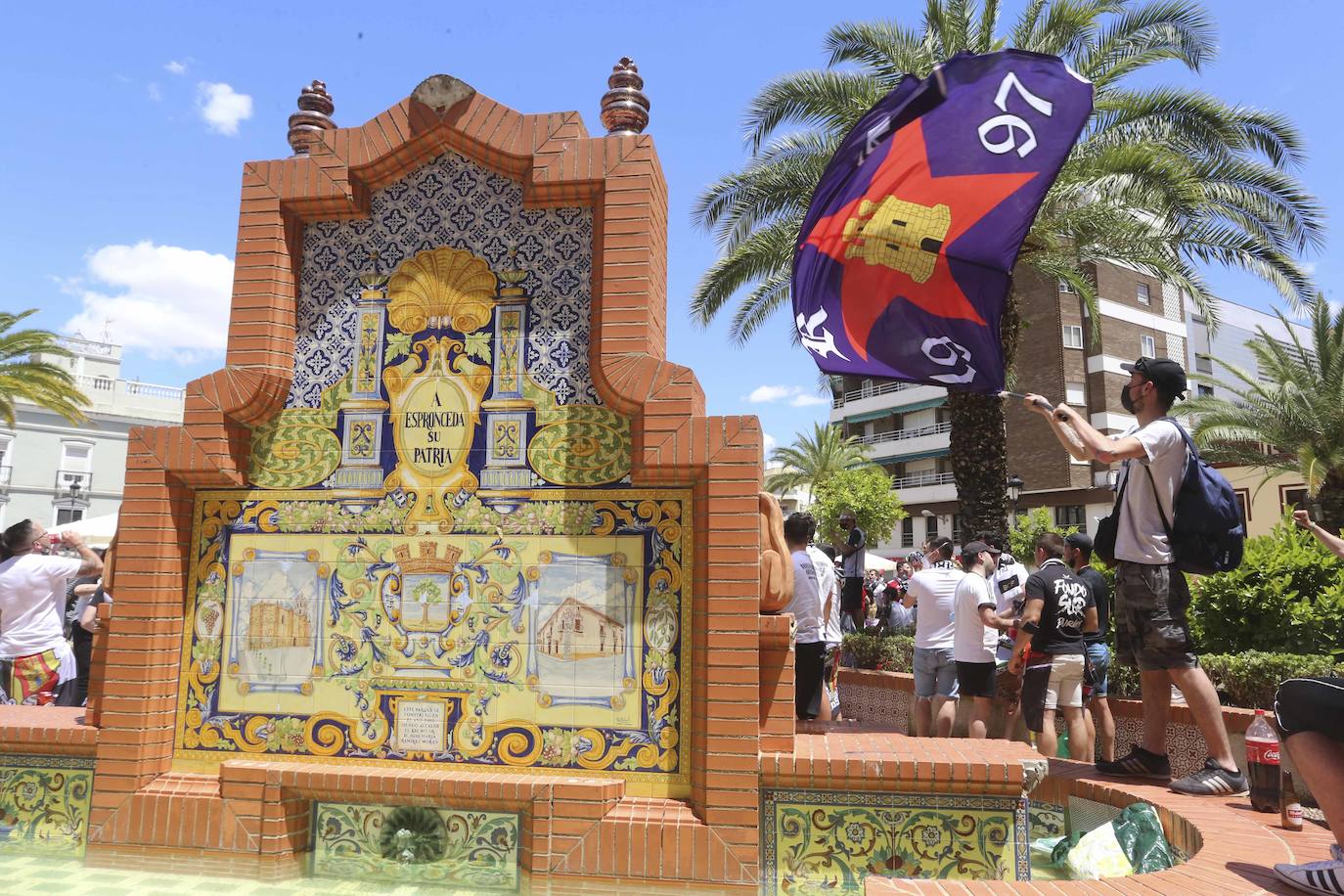 La afición blanquinegra se deja ver por todos los rincones de Almendralejo y Mérida antes del partido por el ascenso a Segunda.