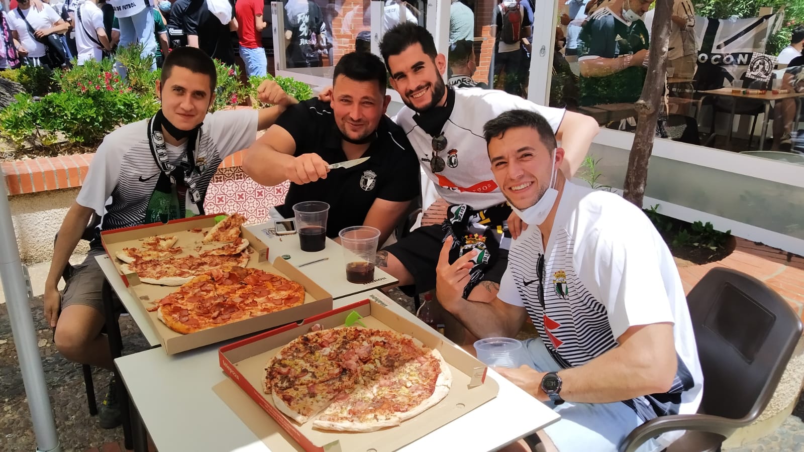 La afición blanquinegra se deja ver por todos los rincones de Almendralejo y Mérida antes del partido por el ascenso a Segunda.