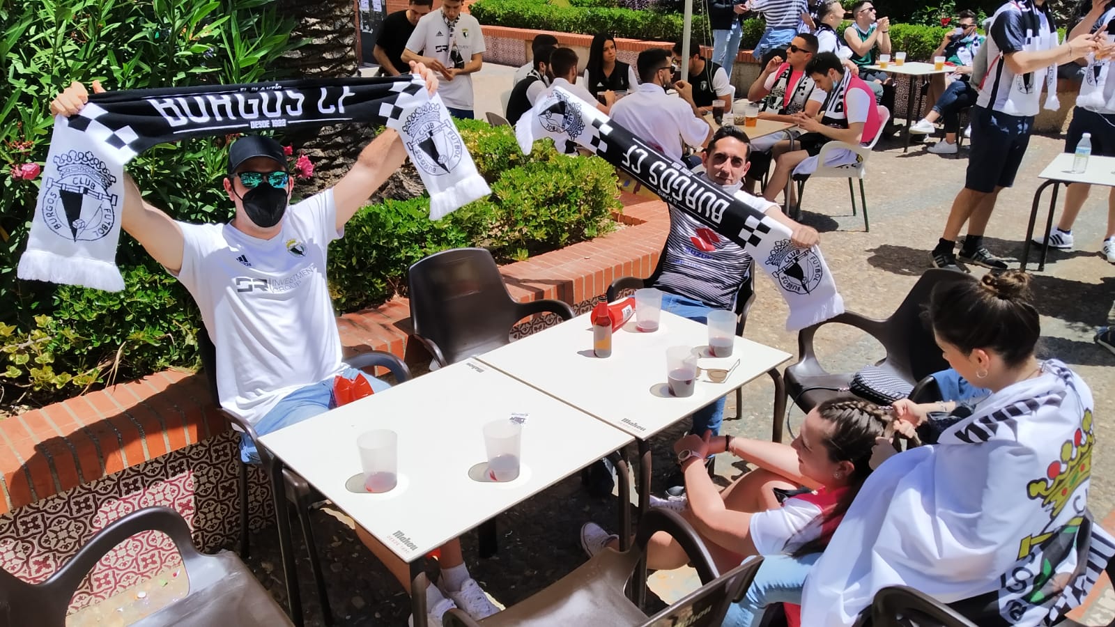 La afición blanquinegra se deja ver por todos los rincones de Almendralejo y Mérida antes del partido por el ascenso a Segunda.