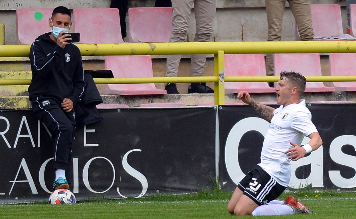 Juanma celebra un gol en un encuentro de esta temporada.