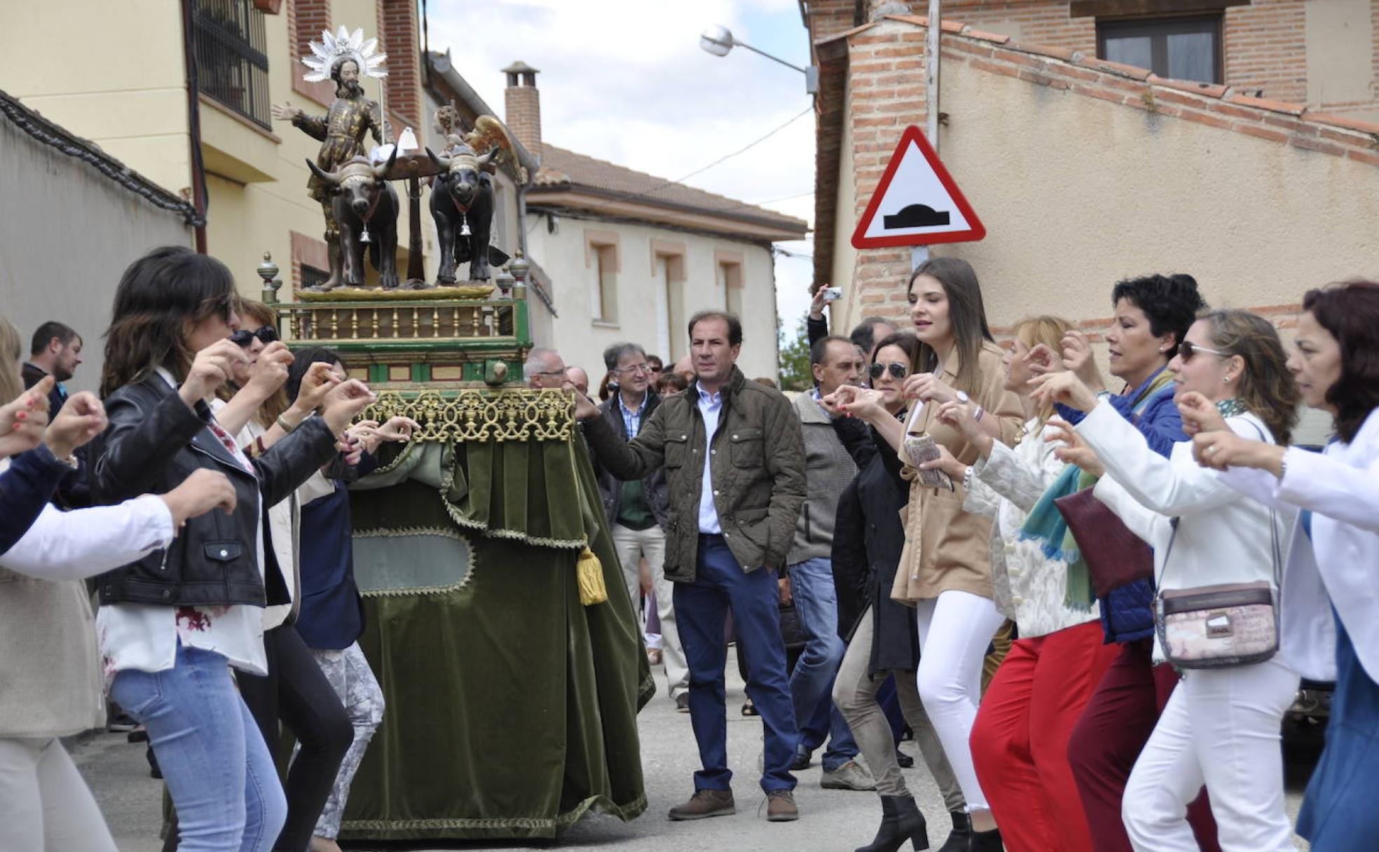 Los vecinos de Martín Miguel bailan ante San Isidro.