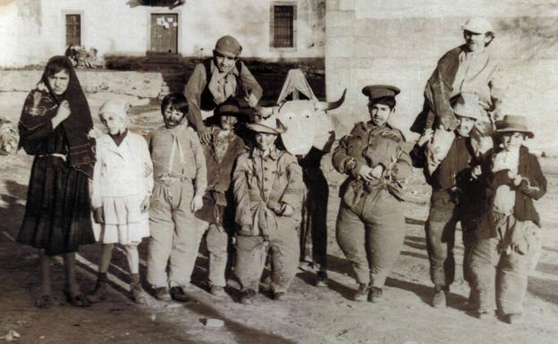 Participantes en los carnavales en la década de los años setenta del siglo pasado.