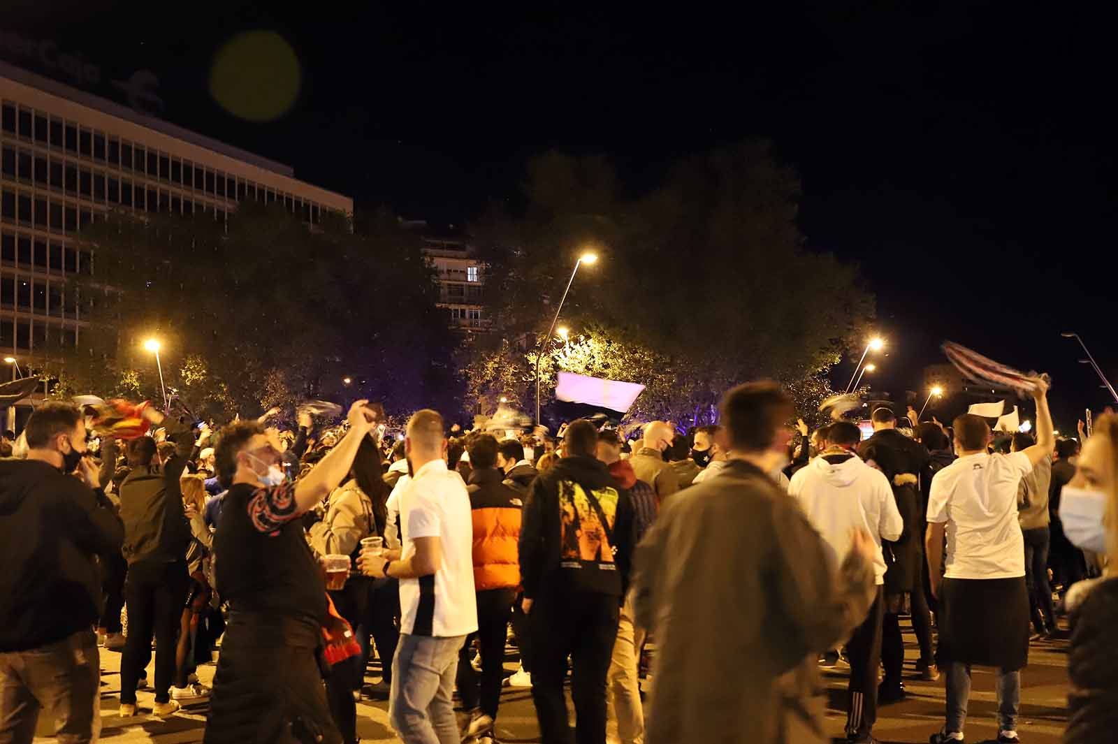 Miles de personas celebran el ascenso del Burgos CF en plaza España.