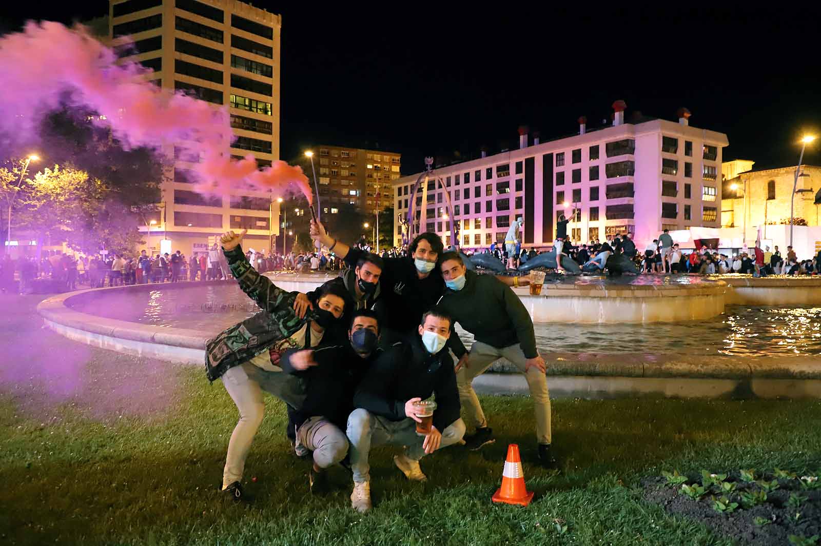 Miles de personas celebran el ascenso del Burgos CF en plaza España.