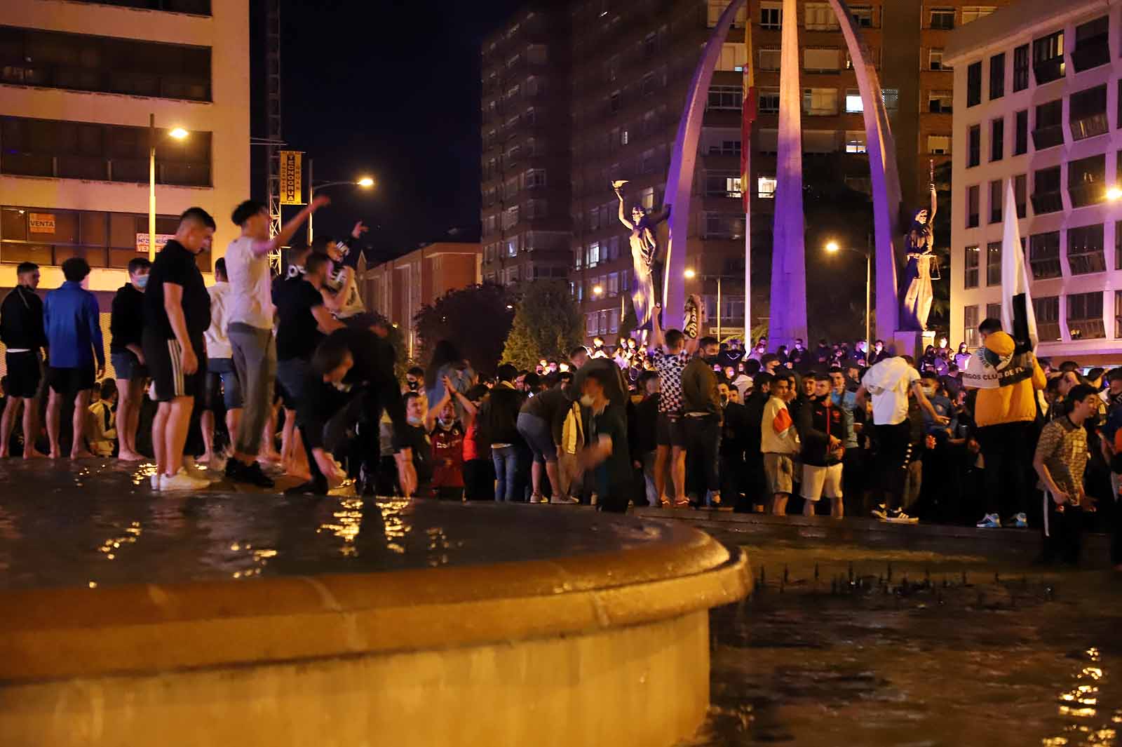 Miles de personas celebran el ascenso del Burgos CF en plaza España.