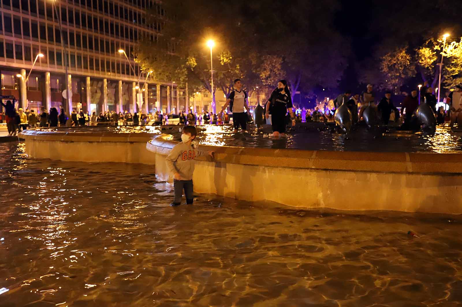 Miles de personas celebran el ascenso del Burgos CF en plaza España.