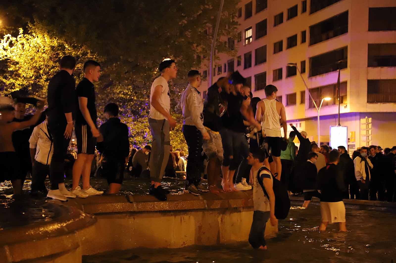 Miles de personas celebran el ascenso del Burgos CF en plaza España.