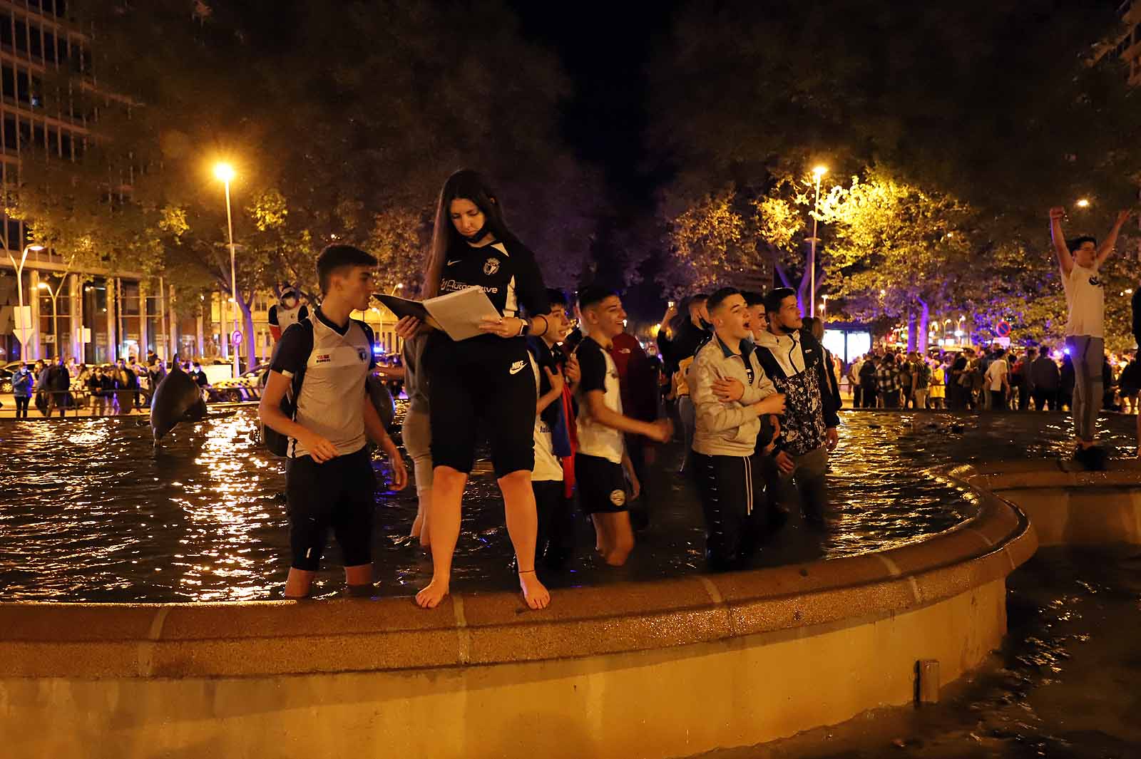 Miles de personas celebran el ascenso del Burgos CF en plaza España.